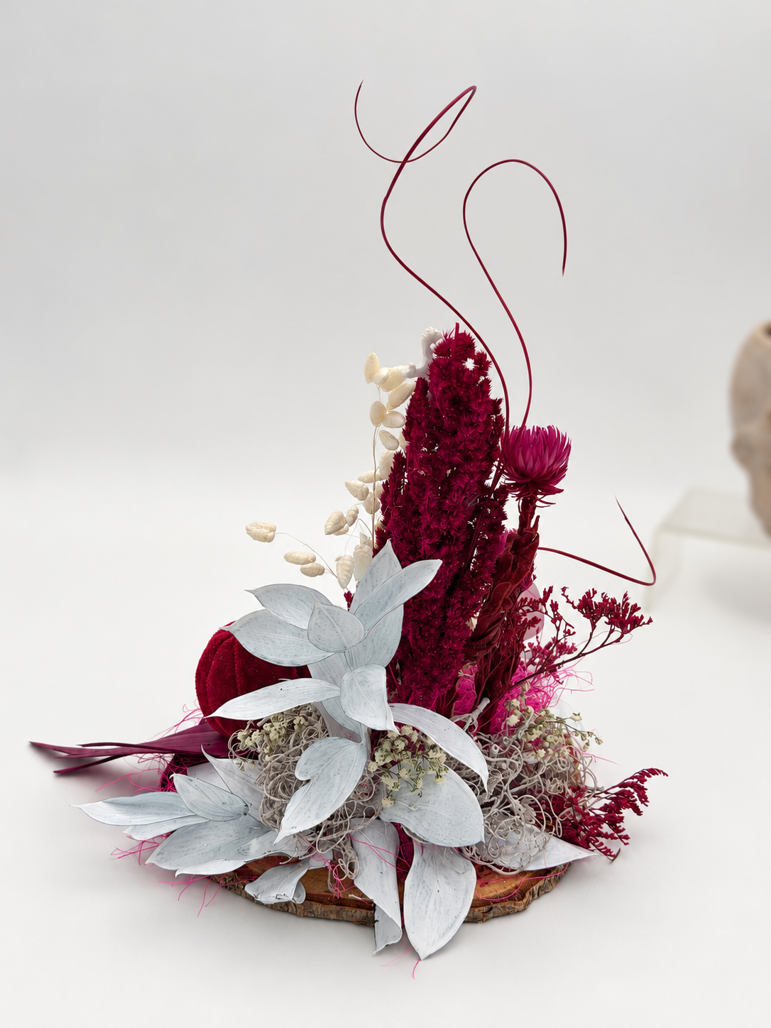 Halloween-Gesteck mit Skelett, Geist & Samtkürbis Bordeaux/Pink ca. 26 cm Höhe