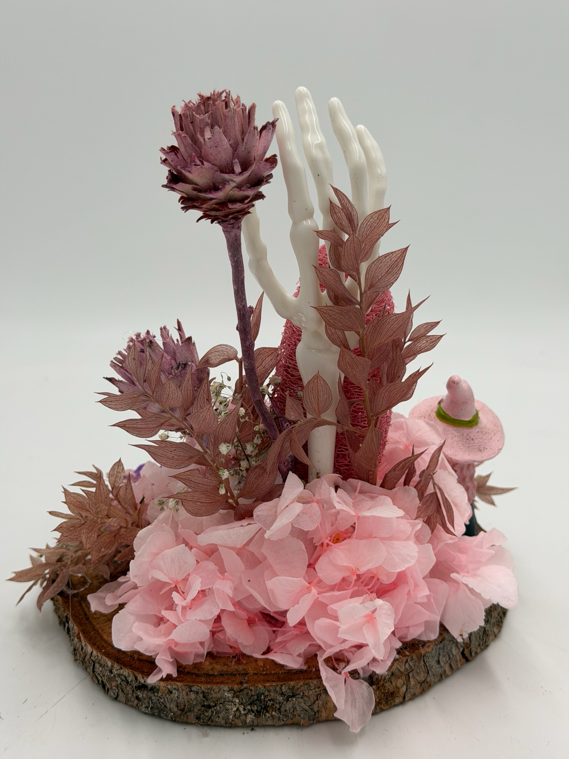 Halloween-Gesteck mit Hexe & Skeletthand Rosa/Pink ca. 23 cm Höhe