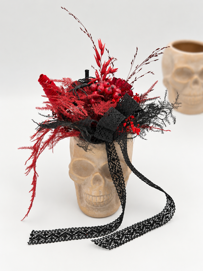 Halloween-Trockenblumenstrauß im Totenkopf-Blumentopf Rot-Schwarz mit Spinne ca. 25 cm Höhe