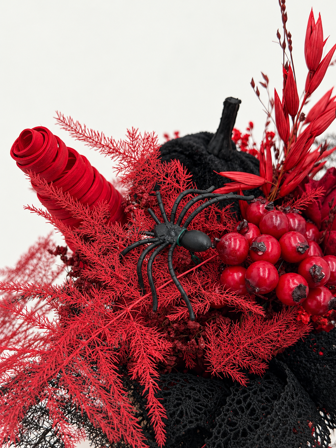Halloween-Trockenblumenstrauß im Totenkopf-Blumentopf Rot-Schwarz mit Spinne ca. 25 cm Höhe