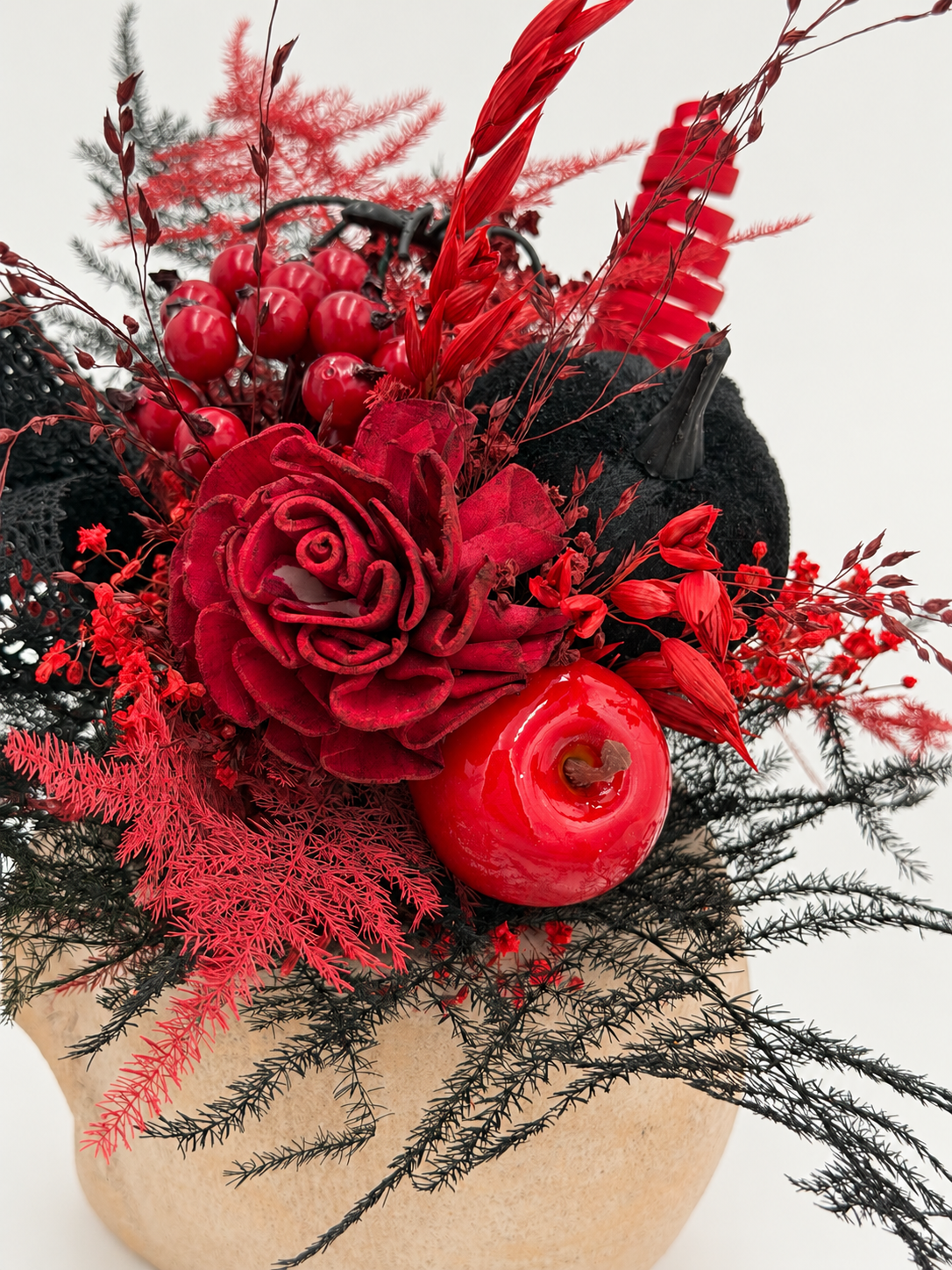 Halloween-Trockenblumenstrauß im Totenkopf-Blumentopf Rot-Schwarz mit Spinne ca. 25 cm Höhe