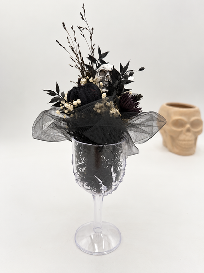 Halloween-Trockenblumenstrauß im Acrylglas Schwarz-Weiß mit Totenkopf & Skelett-Hand ca. 27 cm Höhe