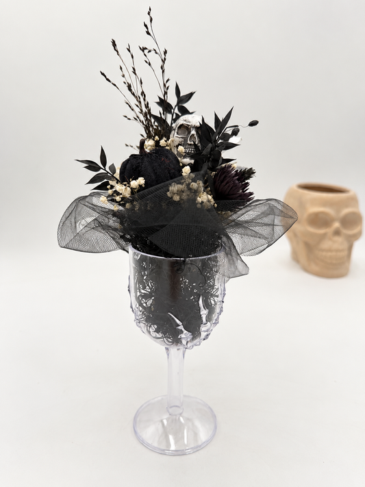 Halloween-Trockenblumenstrauß im Acrylglas Schwarz-Weiß mit Totenkopf & Skelett-Hand ca. 27 cm Höhe