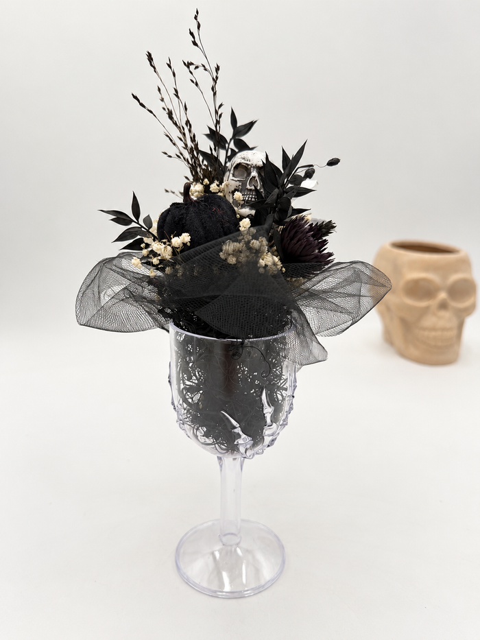 Halloween-Trockenblumenstrauß im Acrylglas Schwarz-Weiß mit Totenkopf & Skelett-Hand ca. 27 cm Höhe
