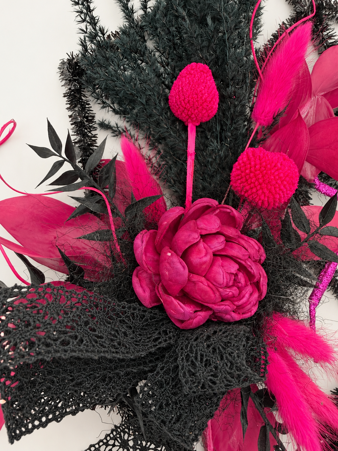 Halloween-Spinnennetz für Tür oder Wand mit Trockenblumen Schwarz & Pink mit Glitzerspinne ø 39 cm