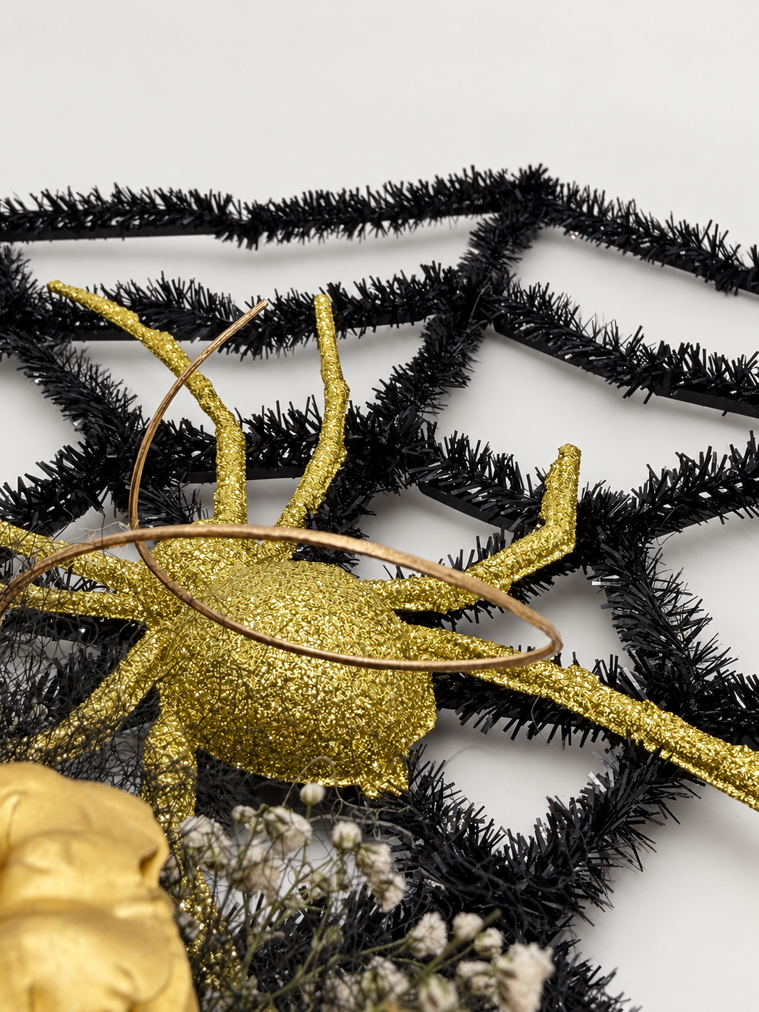 Halloween-Spinnennetz für Tür oder Wand mit Trockenblumen Schwarz & Gold mit Glitzerspinne ø 39 cm