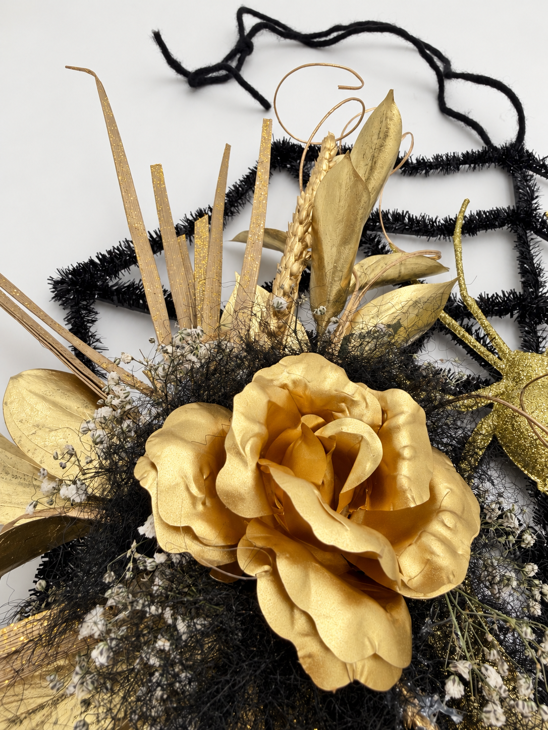 Halloween-Spinnennetz für Tür oder Wand mit Trockenblumen Schwarz & Gold mit Glitzerspinne ø 39 cm