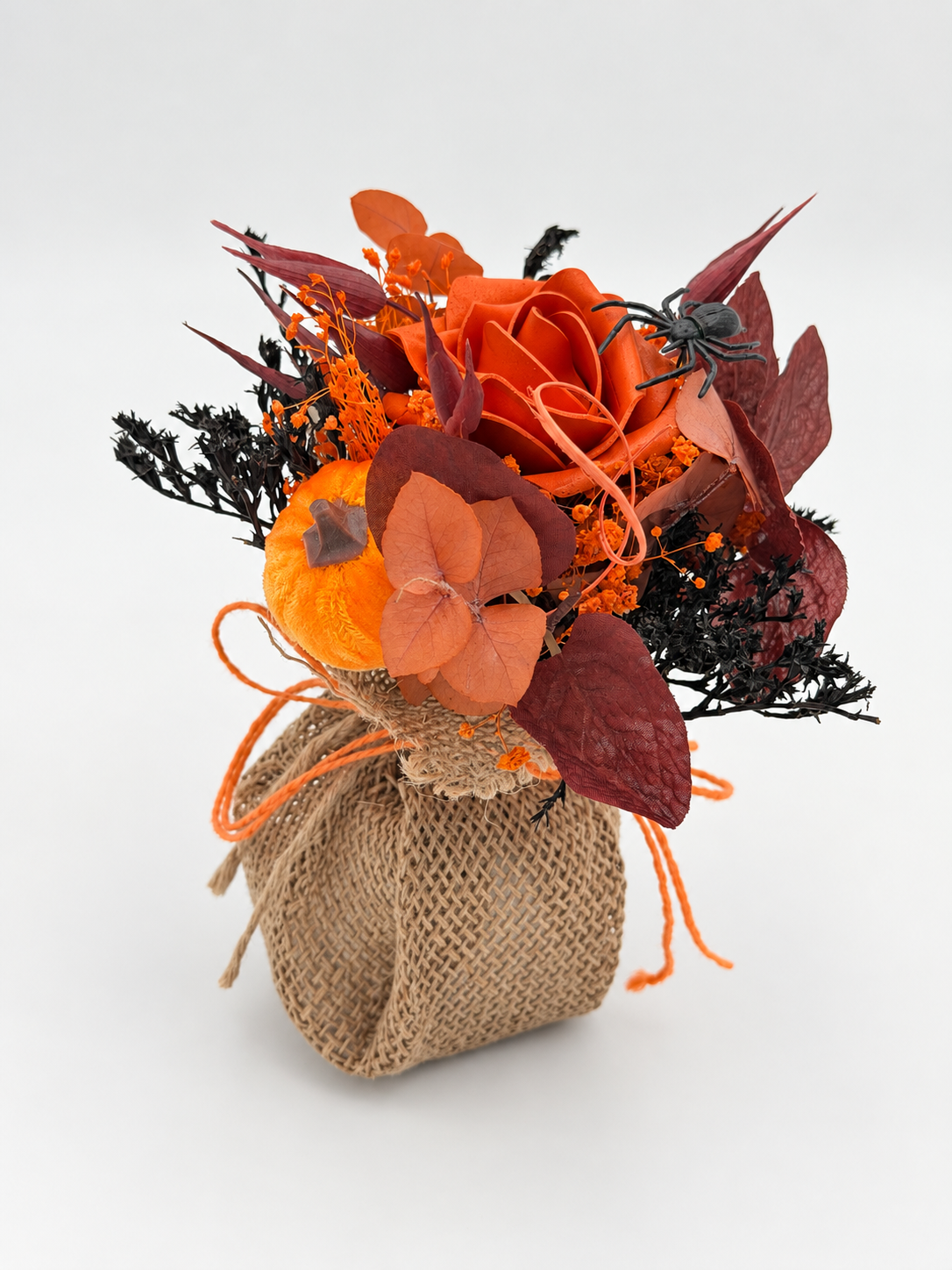 Mini Halloween-Gesteck im Jutesäckchen Orange mit Rose, Kürbis & Spinne ca. 18 cm Höhe