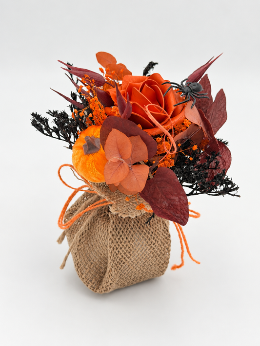 Mini Halloween-Gesteck im Jutesäckchen Orange mit Rose, Kürbis & Spinne ca. 18 cm Höhe
