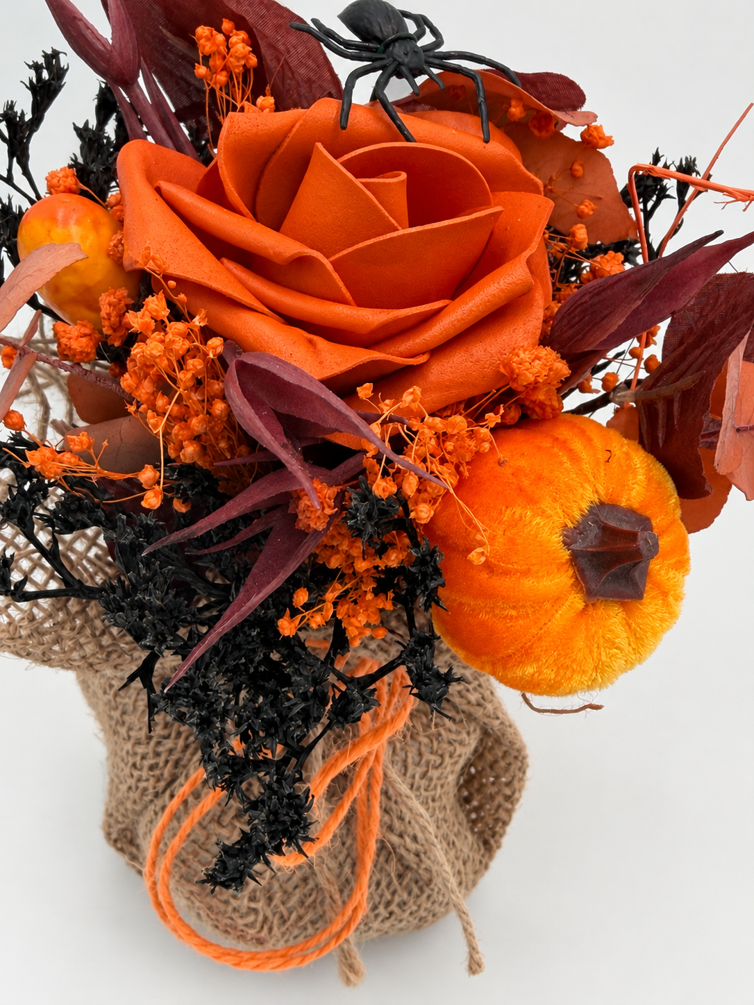 Mini Halloween-Gesteck im Jutesäckchen Orange mit Rose, Kürbis & Spinne ca. 18 cm Höhe