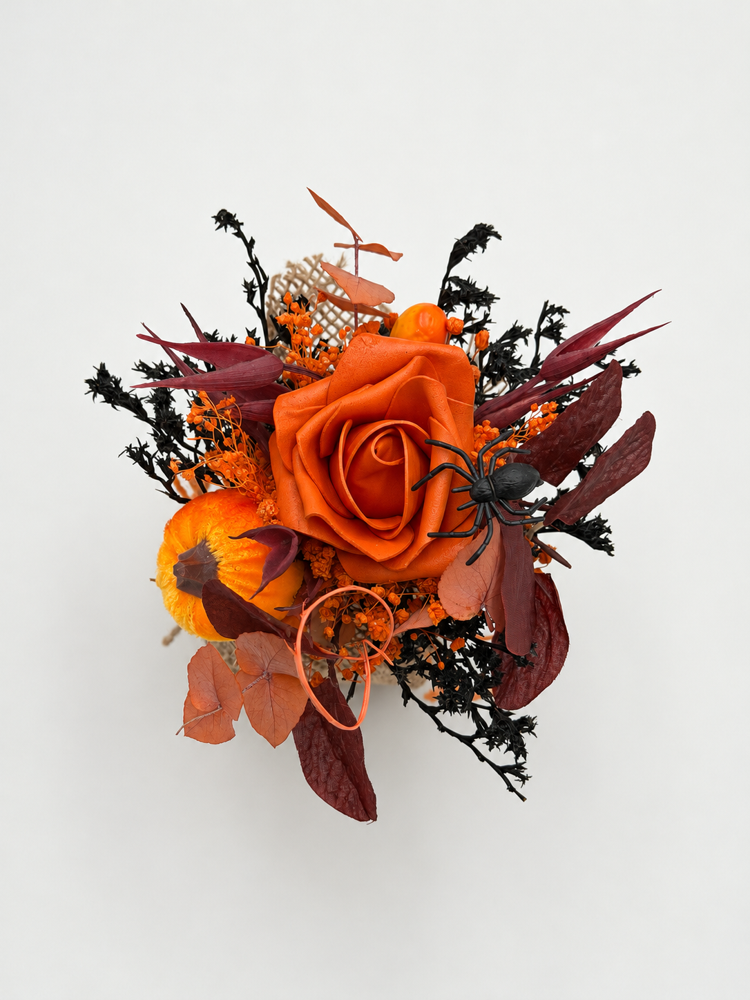 Mini Halloween-Gesteck im Jutesäckchen Orange mit Rose, Kürbis & Spinne ca. 18 cm Höhe