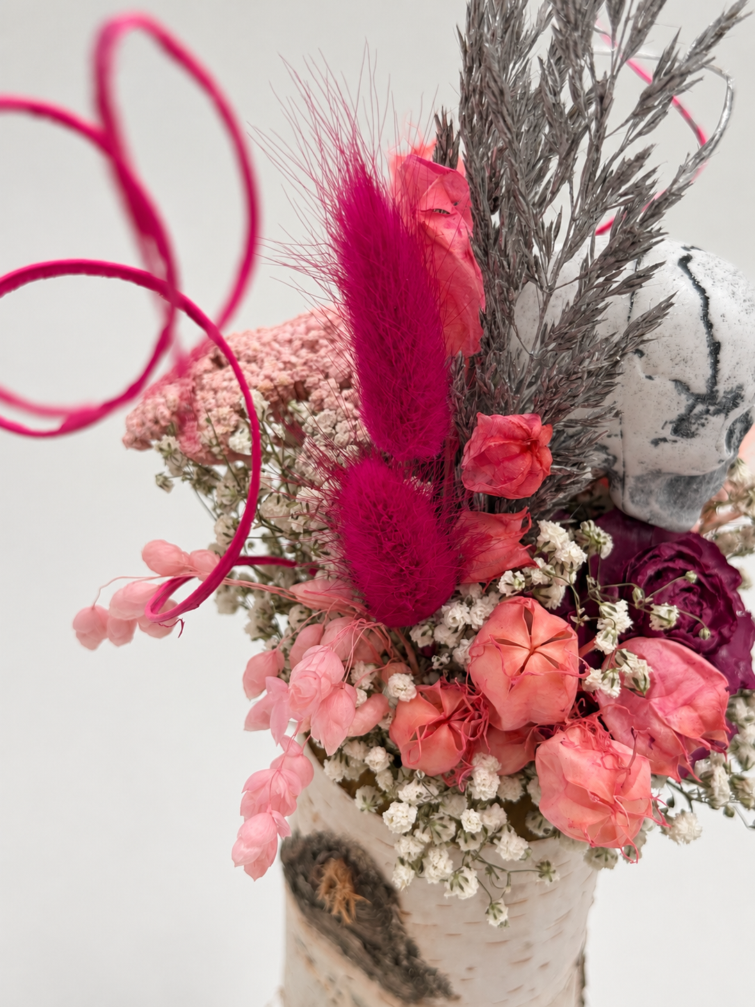 Halloween-Trockenblumenstrauß in Rosa, Bordeaux & Silber mit Totenkopf  ca. 30 cm Höhe