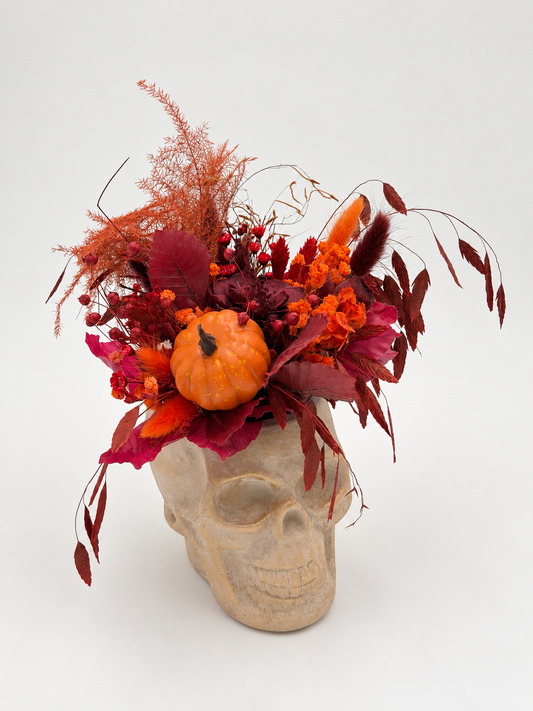 Halloween-Trockenblumenstrauß im Totenkopf-Blumentopf Orange-Rot-Bordeaux mit Kürbis ca. 23 cm Höhe