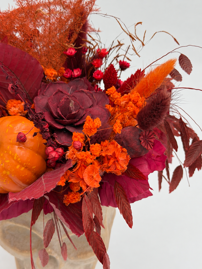 Halloween-Trockenblumenstrauß im Totenkopf-Blumentopf Orange-Rot-Bordeaux mit Kürbis ca. 23 cm Höhe