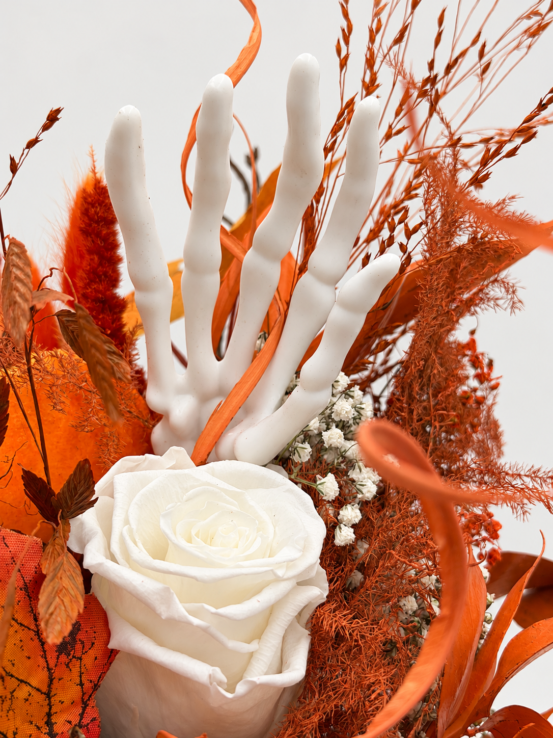 Herbstlicher Trockenblumenstrauß mit Infinity Rose, Kürbis & Skeletthand Orange Weiß ca. 45 cm Höhe