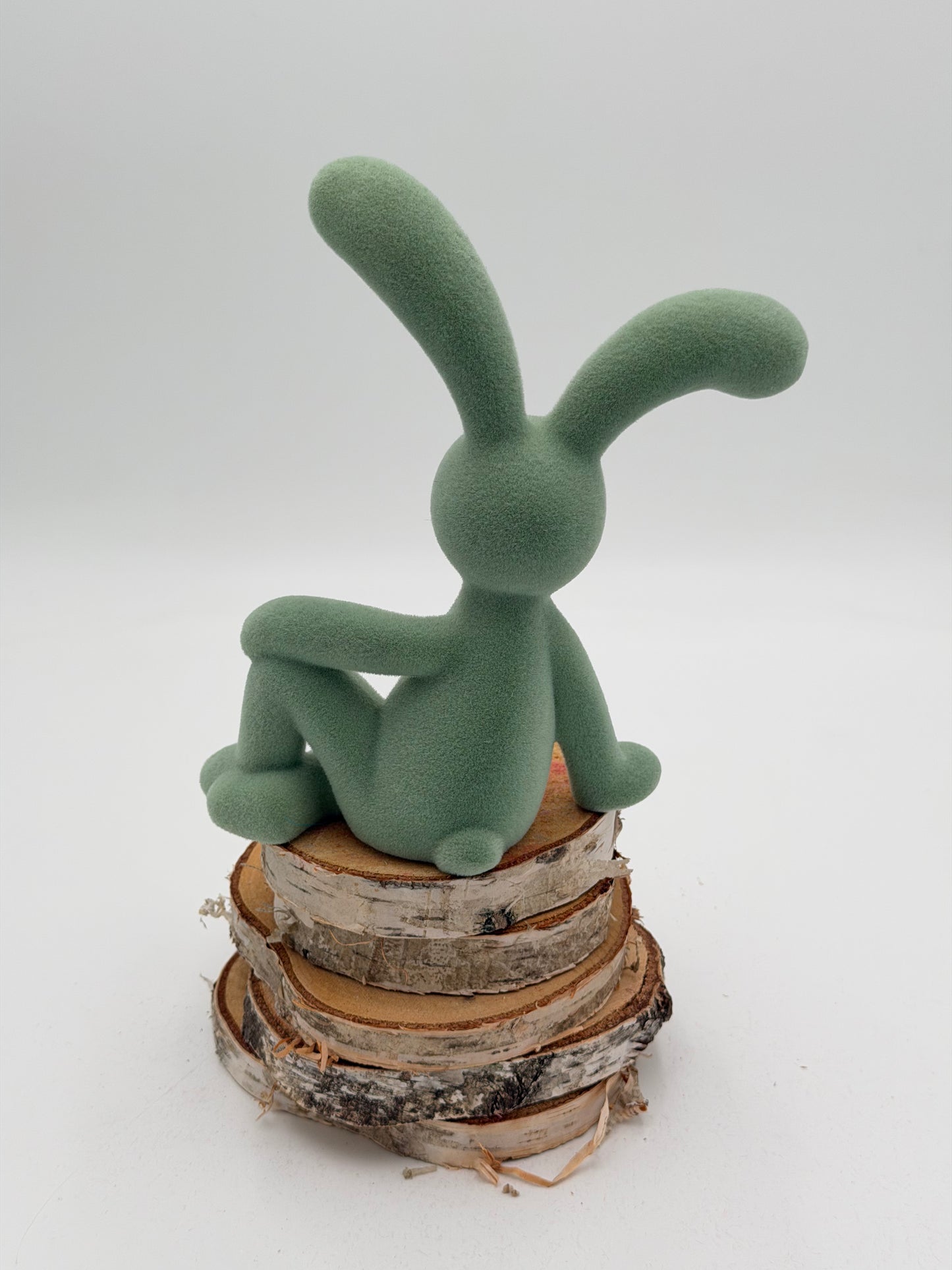 Hase sitzend salbei grün beflockt Ostern Frühling 20 cm