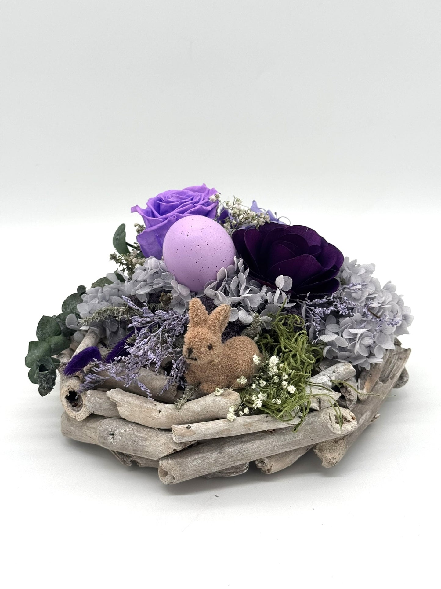 Osternest auf Holzkranz mit Infinity Rose lila/flieder
