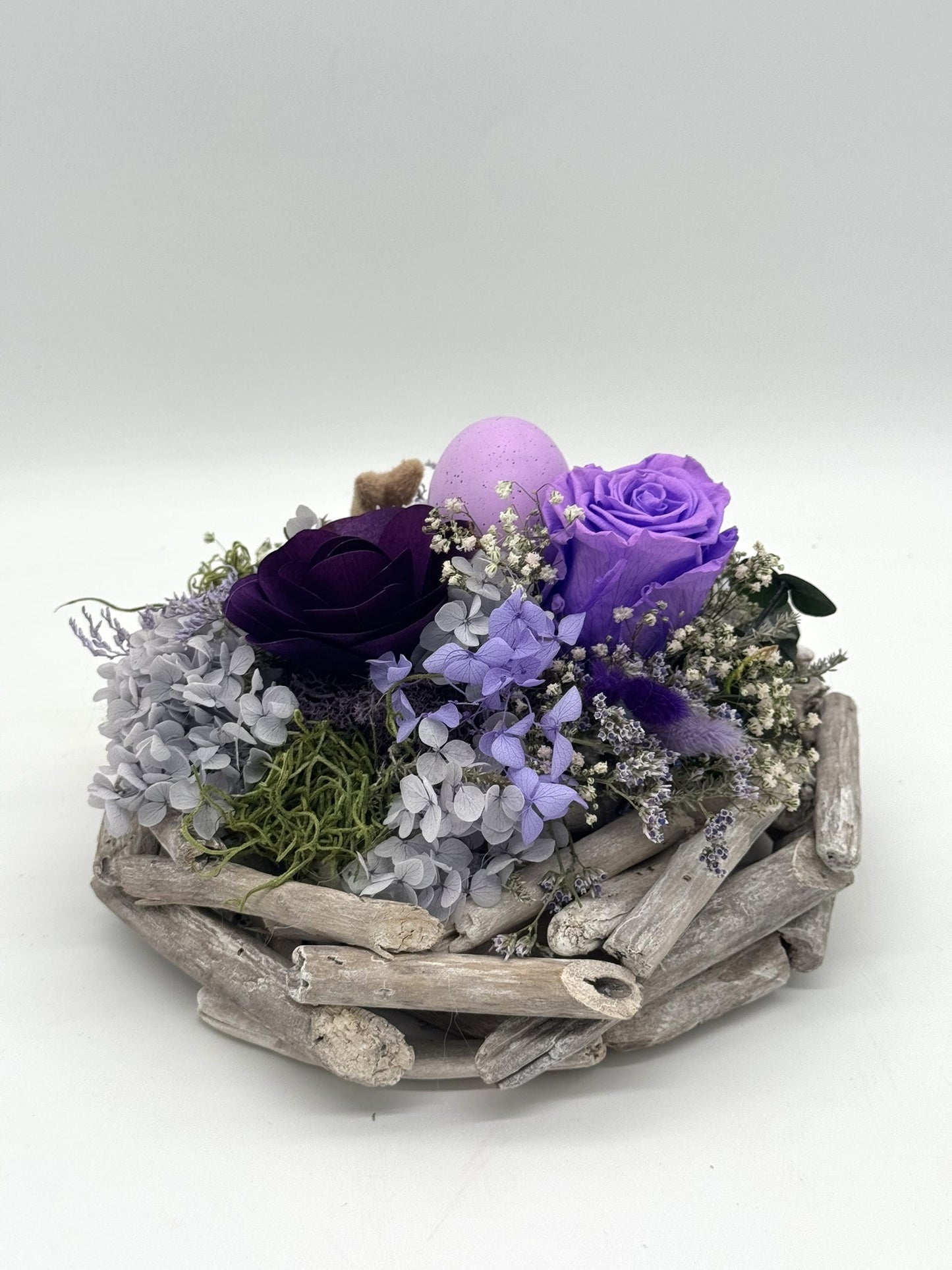 Osternest auf Holzkranz mit Infinity Rose lila/flieder
