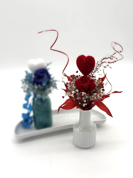 SET - Kleine Porzellanvase mit Deko rot