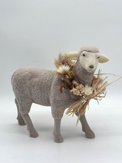 Beflocktes Osterlamm mit Trockenblumen Halsband