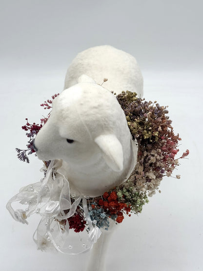 Beflocktes Osterlamm mit Trockenblumen Halsband